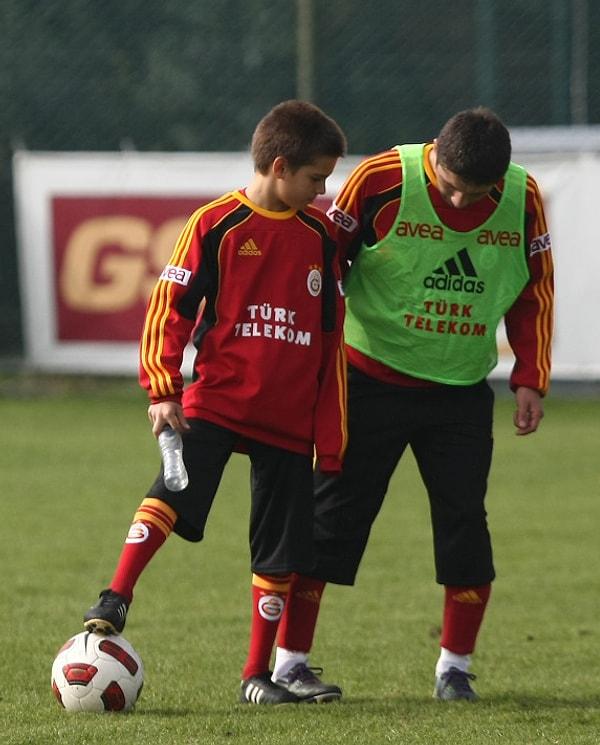 Babasıyla futbol oynaya oynaya büyüyen Ianis, babasının yolundan gitmeyi tercih etti.