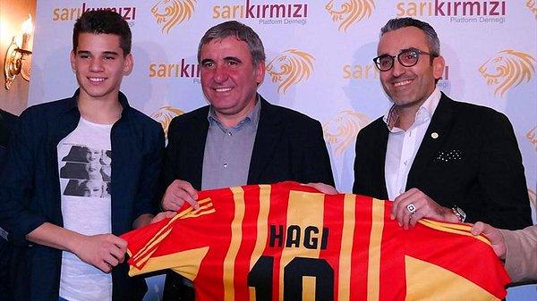 "Hagi isminin Galatasaray için ne kadar önemli olduğunu biliyorum. Galatasaray çok büyük bir kulüp ama gelecek ne gösterir bilemiyorum. Tabii ki Galatasaray'a hiçbir zaman 'hayır' demem." dedi.