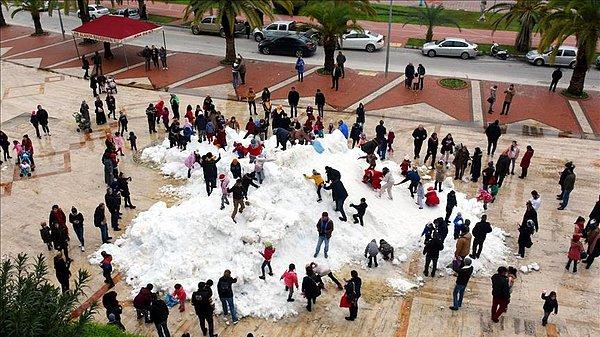 Antalya'nın Alanya ilçesinde çocuklar, belediye ekiplerince yüksek kesimlerden toplanıp ilçe merkezine taşınan karla, kışın keyfini yaşadı.