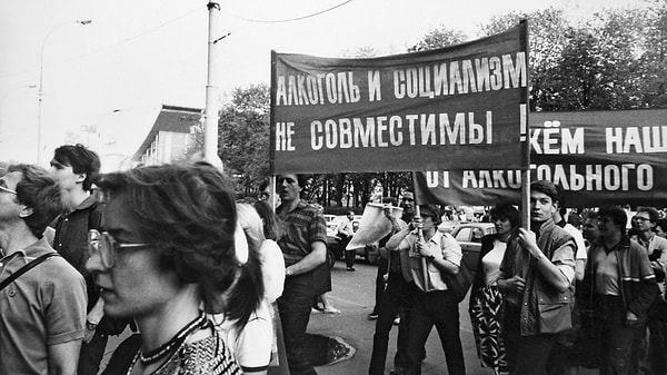 10. Под каким названием известна государственная политика СССР, начавшаяся в 1985 году?