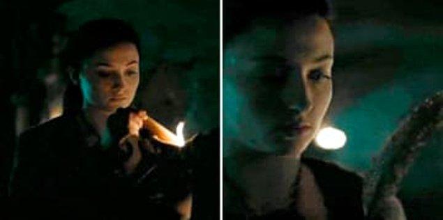 5. sezonun 4. bölümünde Sansa, Littlefinger ile birlikte mahzeni ziyaret ettiğinde aynı kuş tüyü tekrar karşımıza çıkıyor.