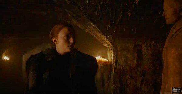 Sansa, annesi Catelyn'e ait olan heykele çok kısa göz gezdiriyor ve burada annesine ve Winterfell Leydisi olma görevine karşı olan bağı vurgulanıyor.