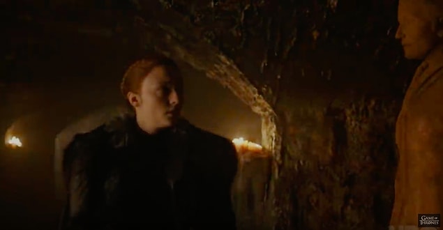 Sansa, annesi Catelyn'e ait olan heykele çok kısa göz gezdiriyor ve burada annesine ve Winterfell Leydisi olma görevine karşı olan bağı vurgulanıyor.