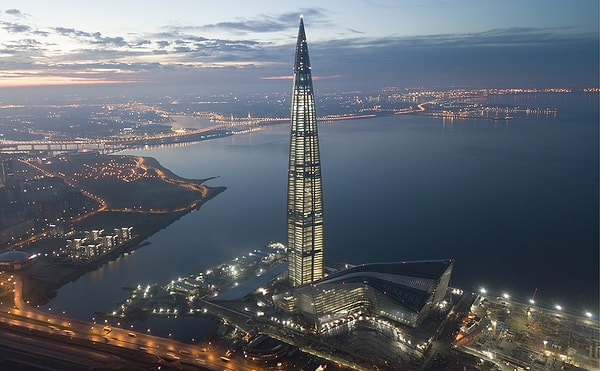 7. В каком городе находится самое большое здание в нашей стране?