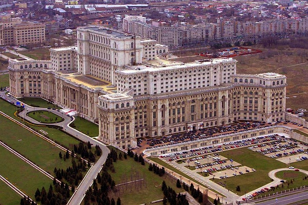 8. В каком городе находится самое тяжелое здание в мире?