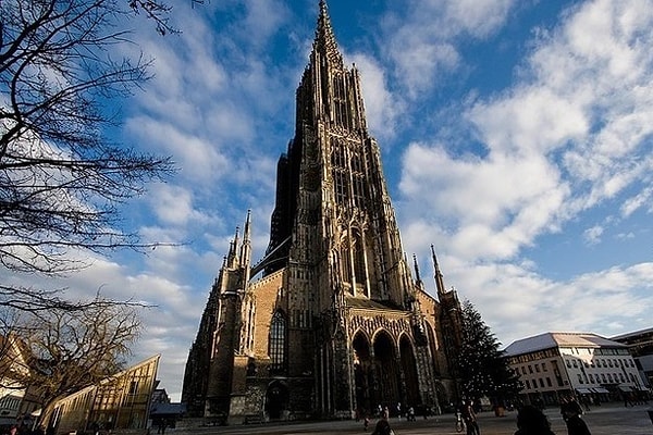 11. В какой стране расположена самая высокая церковь в мире?