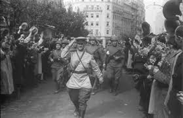 1945: Sovyet ve Polonya birlikleri Varşova'ya girdi.
