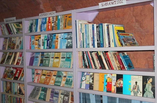 Çöpe gidecek kitapları yeniden kitapseverlere açan, kütüphaneye gelemeyenlere de kitapları ayaklarına götüren temizlik işçilerini bu çalışmalarından dolayı tebrik ediyoruz...