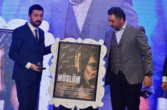 Muhterem Nur, Müslüm filminde kullanılan gömlek ve yüzüğün filmin yapımcısı tarafından açık artırılmaya çıkarıldığını söyledi.