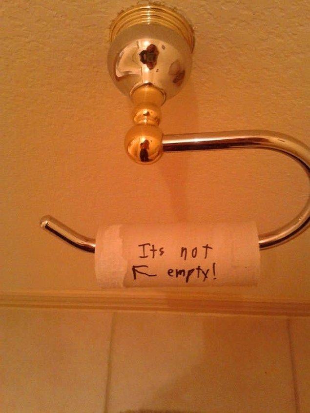6. "Tuvalet kağıdını değiştirmeye üşendin ve "daha bitmedi" mi yazdın. Ayrıca tuvalette yanında kalem mi vardı?"