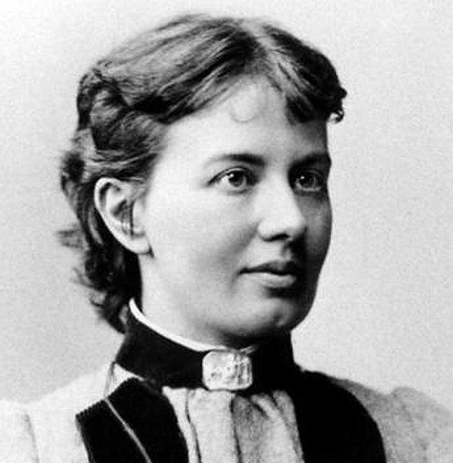8. Sofia Vasilyevna Kovalevskaya, ilk büyük kadın Rus matematikçilerdendir. Yaşadığı dönemde Rusya'da kadınlar üniversiteye alınmıyordu;