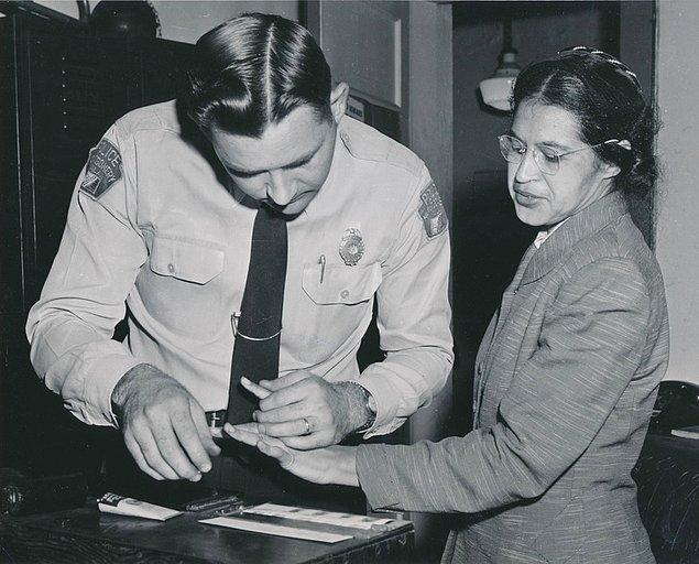 16. Rosa Parks Amerikalı insan hakları savunucusu. 1955'te Alabama eyaletinde, siyahilere uygulanan ayrımcılığa karşı tavır koyarak sonrasındaki hareketin temellerini atan kişi oldu.