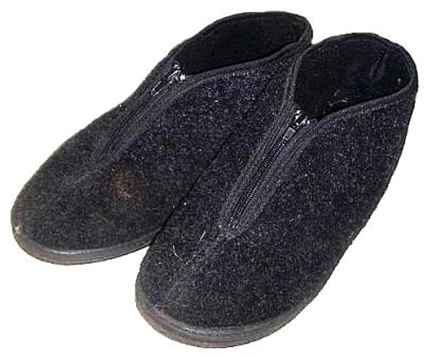 11. Как называлась такая обувь?