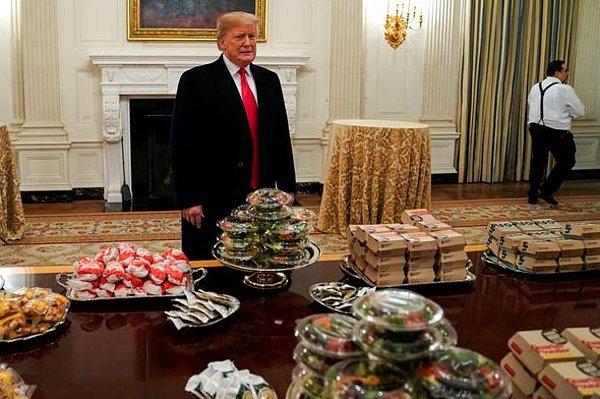 Trump "Hükümetin kapanması nedeniyle çıktık ve parasını benim ödediğim Amerikan fast food'u söyledik" dedi.