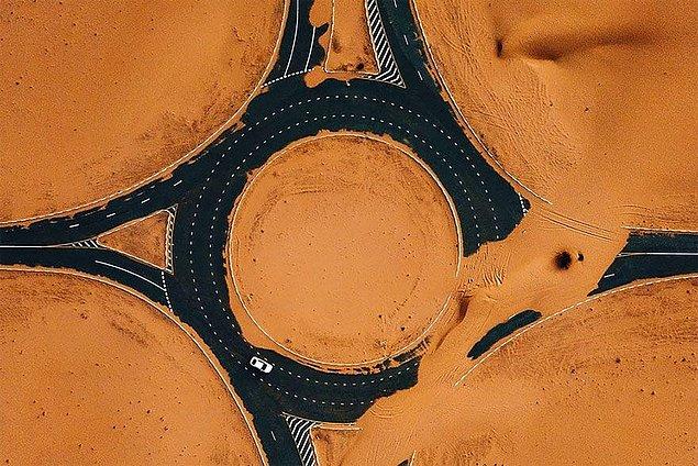 9. "Dubai'de Bozulmuş Bir Çöl Yolu"