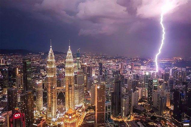 15. "Kuala Lumpur Üzerinde Yıldırım"