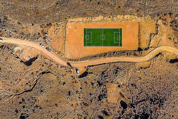 22. "Jabal Dağları'nın Ortasında Bir Futbol Sahası"
