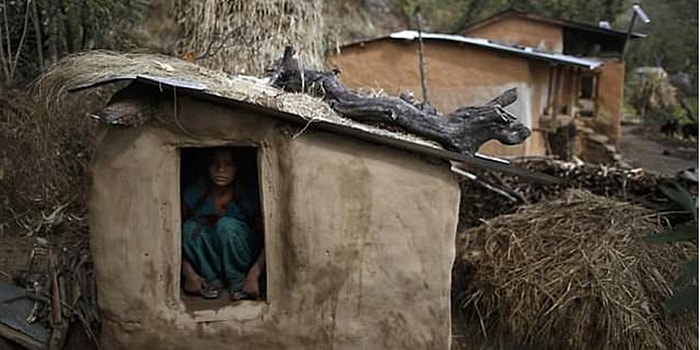 Hindu Geleneklerine Göre Regl Döneminde ''Kirli'' Olduğu Düşünüldüğü İçin Kulübede Yaşamaya Zorlanan Kadın Hayatını Kaybetti!