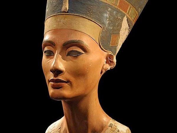 3. Nefertiti: Sizi öldürmek için yeterli olacak miktarda makyaj yapıyordu.