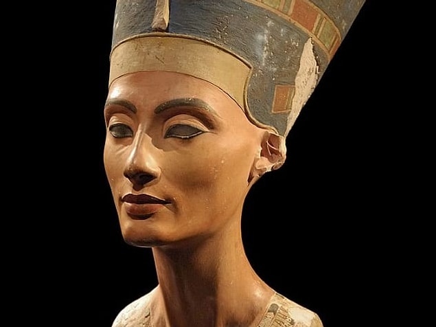 3. Nefertiti: Sizi öldürmek için yeterli olacak miktarda makyaj yapıyordu.