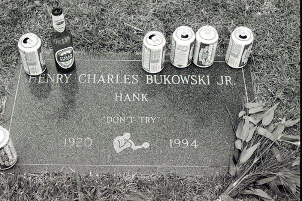 Okuduğumuz Cümlelerin Sahibi, Cümleleriyle Ruhumuza Parmak Atan Usta Yazar “Bir gün "Bukowski ölmüş" diyecekler ve gerçekten keşfedilip yaldızlanacağım. Ne fayda? Ölümsüzlük fanilerin aptal bir icadıdır” Demişti