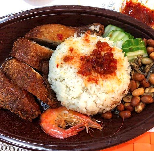 8. Malezya: İki porsiyon "Nasi Lemak" (Genellikle et, ançuez, fıstık ve haşlanmış yumurtayla servis edilen bir pirinç yemeği)