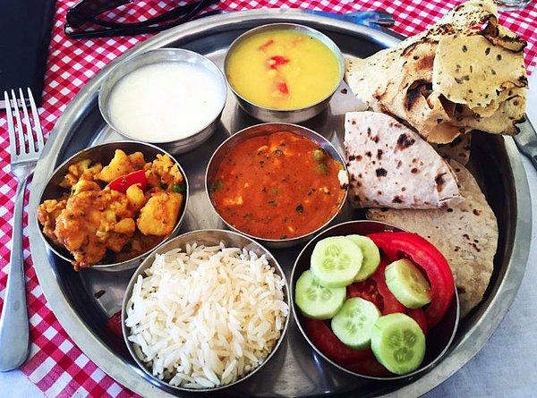 21. Hindistan: Yol kenarındaki bir restoranda iki öğün yemek