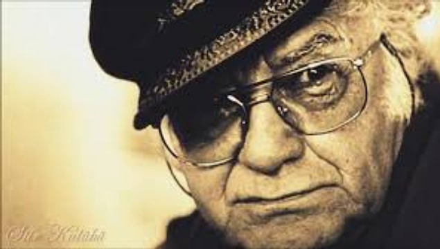 İçinde yasaklı şair Nazım Hikmet'in şiirlerinin de bulunduğu mektupları yırtması için uyarmıştır, ama Vacide yırtmaz. Çantasında sakladığı mektupları okulda müdire bulur.