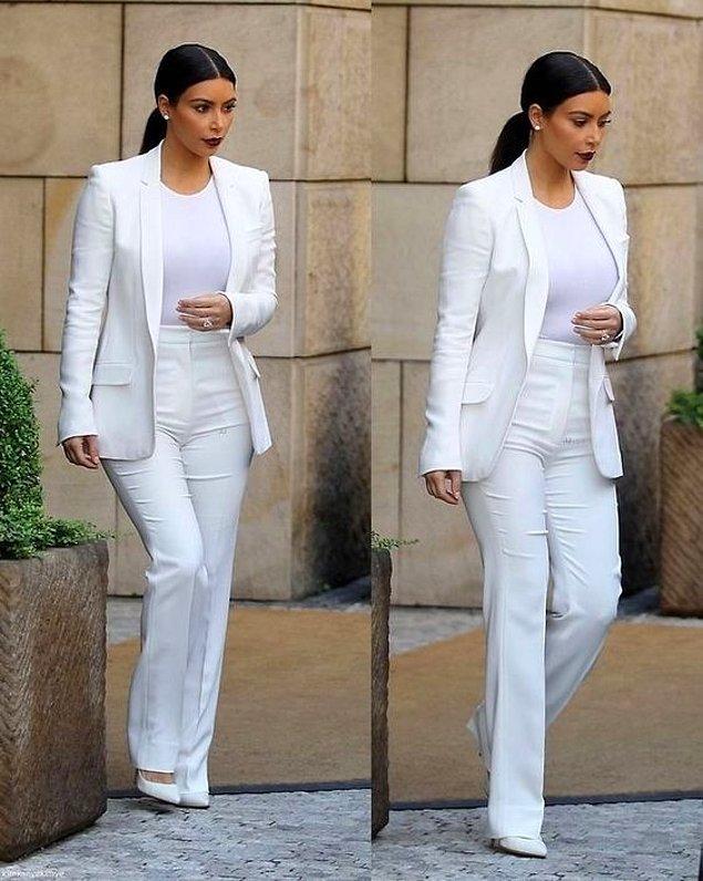 Kim Kardashian da sık sık beyaz rengi günlük hayatta tercih edenlerden.