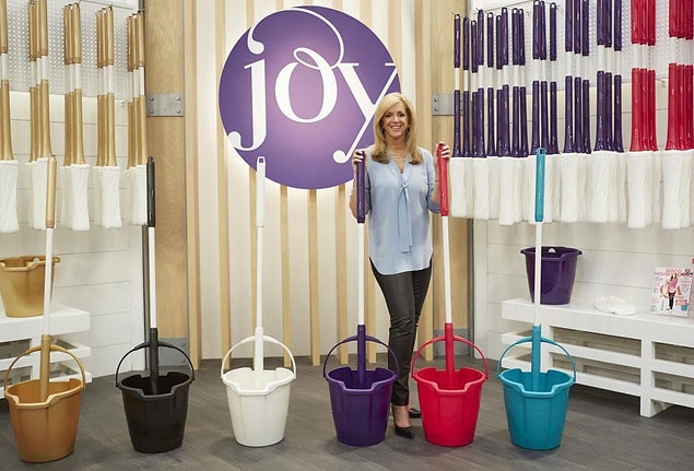 9. Boşanmış bir anne olan Joy Mangano, 100'den fazla icada imza attı. Bunların en ünlüsü Mucize Paspas'tı. Hayatı bir filme konu oldu ve filmde onu Jennifer Lawrence canlandırdı.