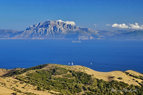 9. Гибралтарский пролив соединяет...