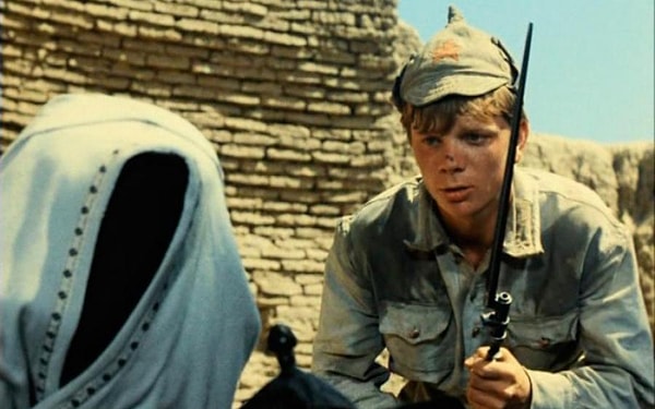 1. Кого в фильме "Белое солнце пустыни" Петруха просил открыть личико?