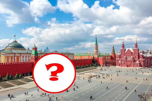 2. А что расположено рядом с кремлевской стеной?