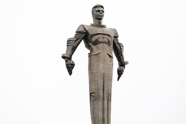 4. Где, как вы думаете, самое место памятнику Юрию Гагарину, первому человеку, полетевшему в космос?
