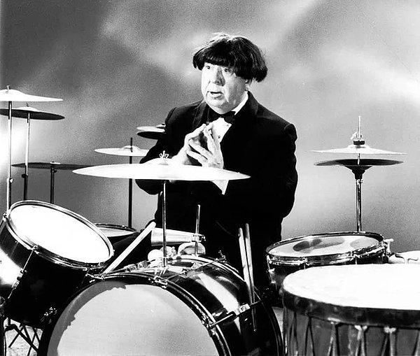 23. Alfred Hitchcock "Ringo Starr" kılığında, 1964.