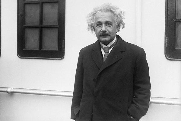 15. Einstein'ın otopsisini yapan patolog Einstein'ın beynini çalmış ve 20 yıl boyunca saklamıştır.