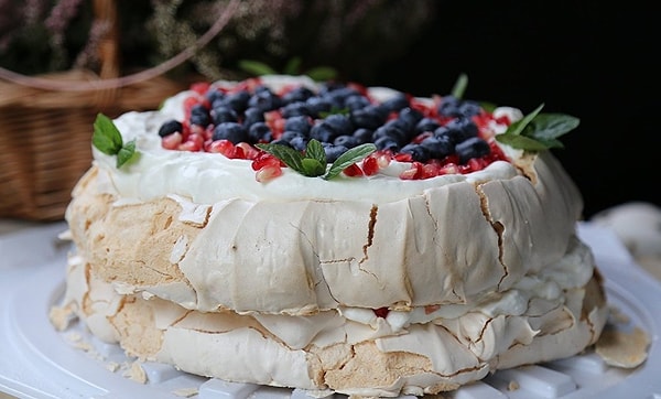 10. Десерт из безе, взбитых сливок (верхний слой из ягод или кусочков тропических фруктов) - это...