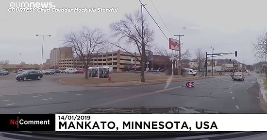 Seyir Halindeki Araçtan Yolun Ortasına Düşen Bebeğin Korkutan Görüntüleri!