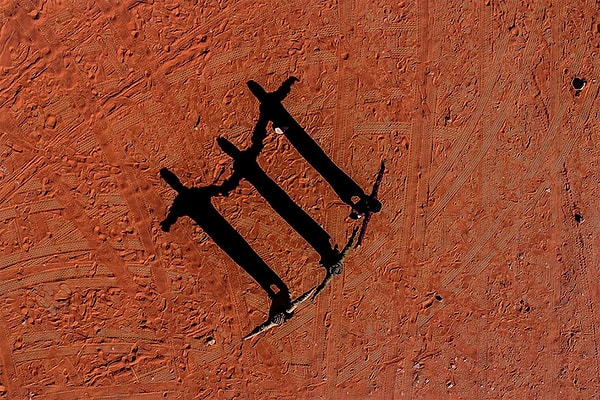 10. "Три фигуры в иорданской пустыне"