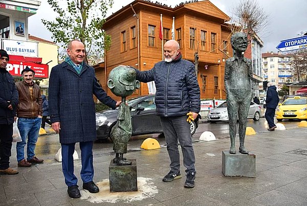 Kadıköy'ün simgelerinden Avanak Avni Heykeli, bulunduktan sonra onarılarak tekrar yerine konuldu.