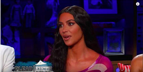 Sırada ise Kardashian kardeşlerinin diğer ünlülerle yaşadıkları kan davaları vardı. Kim Kardashian'a "Bir asansörde kalsan Taylor Swift ile mi yoksa Drake ile mi kalırdın?" sorusu yöneltildi.