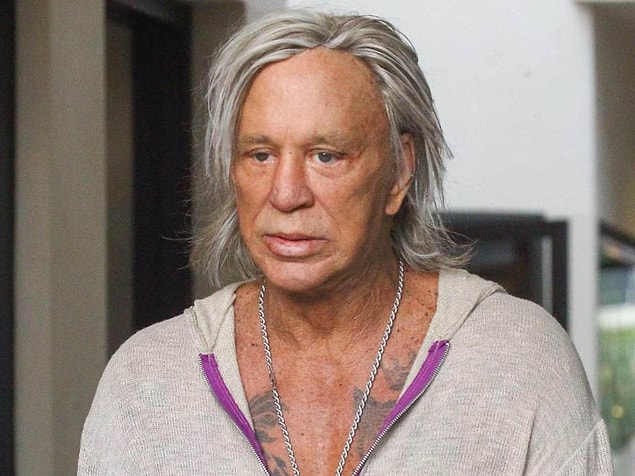 1. Öncelikle "yıkanmayan" ünlülerden başlayalım. ilk sırada Mickey Rourke var. Kokuyorlar mıydı acaba da böyle bir liste hazırlama gereği duymuşlar? 🤔