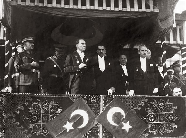 Tam 10 yıl sonra, ömrünü adadığı vatanın başına geçtiği zaman sanata daima ayrı bir önem verecek ve tarihe geçen sözlerinden birini söyleyecektir;