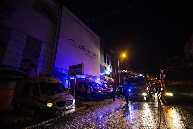 Binadan yükselen dumanları fark eden çevredekiler itfaiyeye haber verdi. Gelen itfaiye ekipleri yangına müdahale etti.