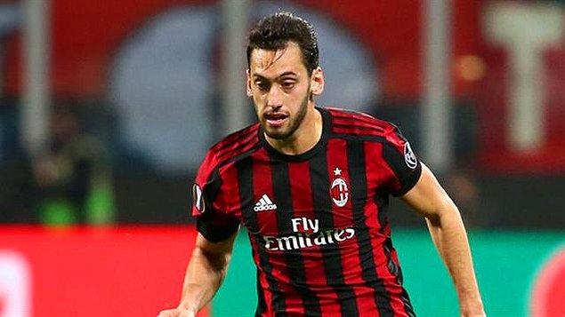 Öte yandan Milan'da forma giyen Milli futbolcu Hakan Çalhanoğlu karşılaşmaya 11'de başladı ve 90 dakika sahada kaldı.