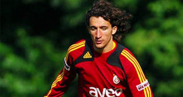 9. Bugün Fenerbahçe formasıyla izlediğimiz Mehmet Topal, Galatasaray'da forma giyiyordu.