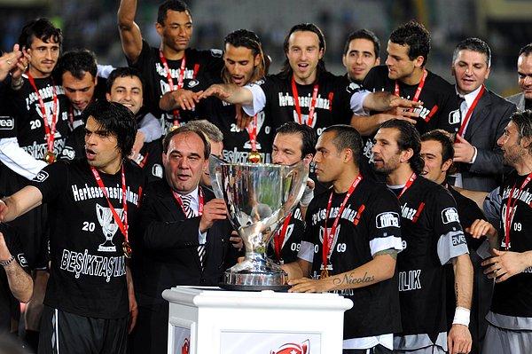 11. 2009 yılında 13.kez şampiyon olan Beşiktaş'ın bugün 15 şampiyonluğu ve 3. yıldızı bulunuyor.