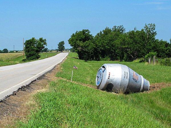 11. 1950'lerde Oklahoma'da yaşanan bir kaza sonucu çimento kamyonu bir arsaya devrildi ve yıllar boyu kamyonun mikseri kaldırılmadı.