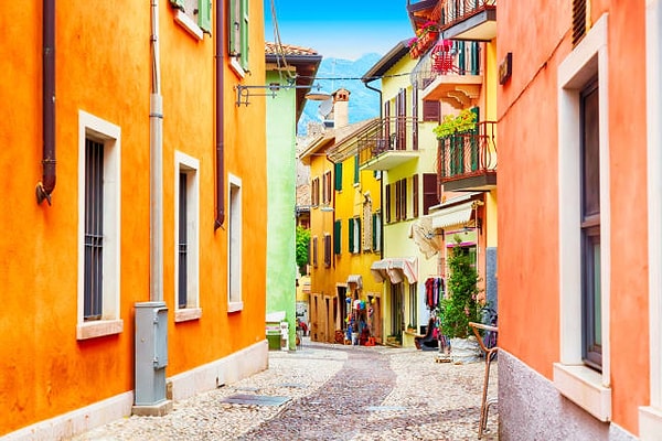 3. Какой из цветов на этом фото бросился вам в глаза первым делом?