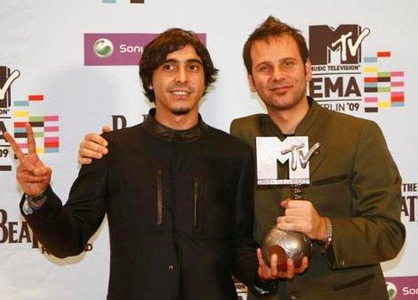 MTV Avrupa Müzik Ödülleri'nde Türk rock müzik grubu Manga Avrupa'nın en iyi sanatçısı seçildi. Bu ödül hala Türkiye'nin aldığı ilk ve tek  ''en iyi sanatçı'' ödülüdür.